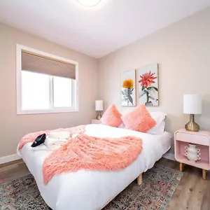 New, Euro-style Suite, Whyte Avenue, Ac, Netflix, Sleeps 6! Canada